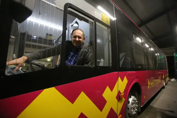 Kierowca autobusu Metropol wita pasażerów. Dojazd z dworca PKP Katowice-Pyrzowice.