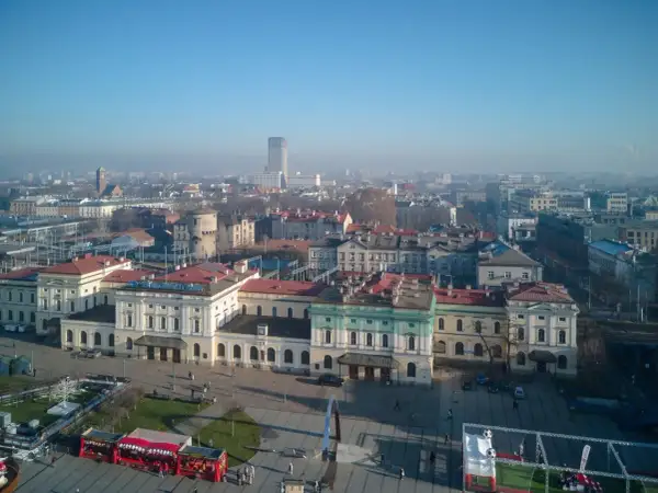 Widok na Dworzec Główny w Krakowie. Planujesz podróż do Krynicy-Zdroju? Sprawdź kraków krynica-zdrój rozkład jazdy!