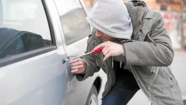 Ladrón intenta forzar la puerta de un coche, quizás el coche mas robado en España.