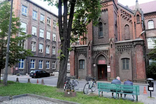 Szpital Degi Poznań: Jak znaleźć pomoc w ortopedii i rehabilitacji?