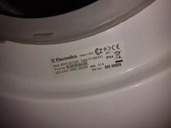 Naklejka na pralce Electrolux EWS12410W z numerem seryjnym 820 00029. Może to być pomocne przy diagnozowaniu błędu E40.