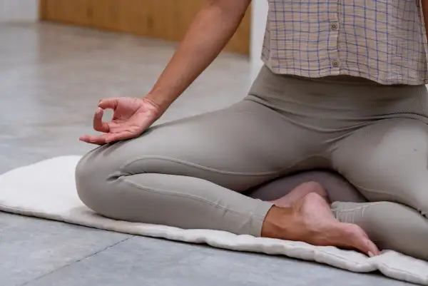 Persona meditando en postura de loto, explorando qué es el tantra yoga.