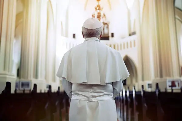 Papież w białej szacie w kościele. Zastanawia się, co to beatyfikacja i jak ważna jest dla wiernych.