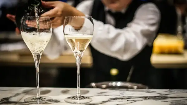 Szukasz czym zastąpić prosecco? Bąbelki w kieliszku, nalewane z butelki, tworzą elegancką atmosferę.