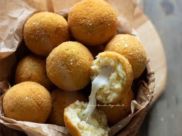 Deliziose polpette di patate dorate e croccanti, con un cuore filante di formaggio.