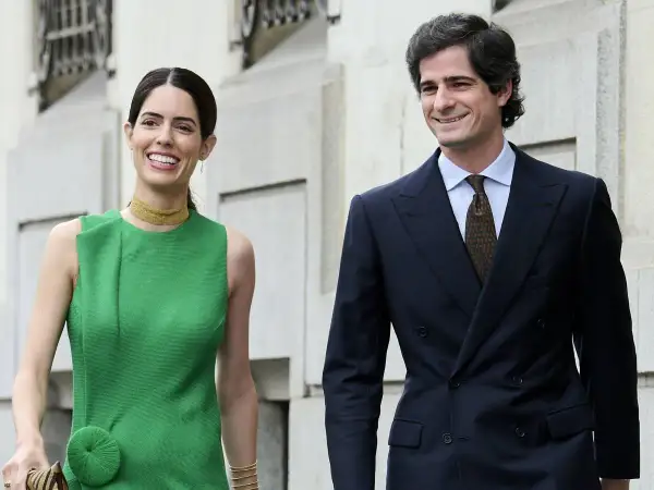 Los duques de Huéscar, Sofía Palazuelo y Fernando Fitz-James Stuart, sonríen mientras pasean.