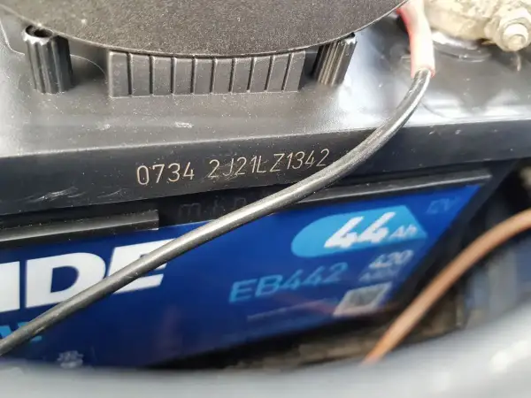 Na akumulatorze widoczny kod 0734 2J21LZ1342, który może oznaczać datę produkcji akumulatora.