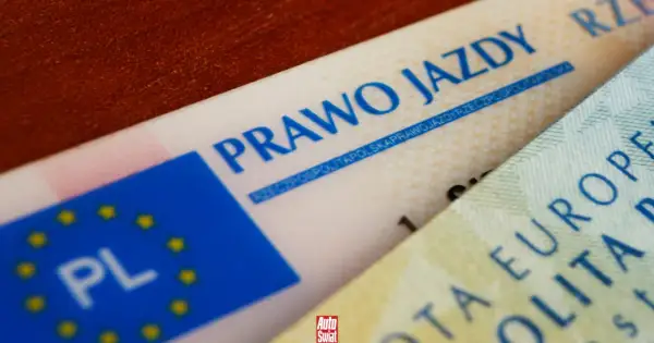 Zgubiony dowód rejestracyjny przed przerejestrowaniem. Widoczne fragmenty prawa jazdy i dokumentu z UE.