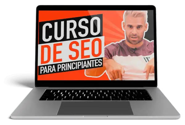 Un hombre rubio explica un curso SEO para principiantes en una laptop. ¡Aprende SEO gratis con Google!