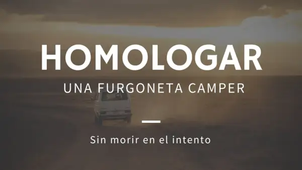 Homologar una furgoneta en camper es posible. Una furgoneta blanca avanza por un camino polvoriento al atardecer.