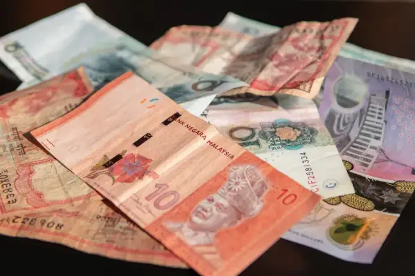 Różne banknoty, w tym 10 ringgitów z Malezji. Ciekawe, rm jaka to waluta?
