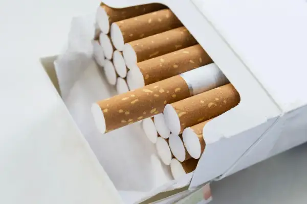 Otwarta paczka papierosów, idealna na podróż. Zastanawiasz się, ile papierosów można przywieźć z Turcji?