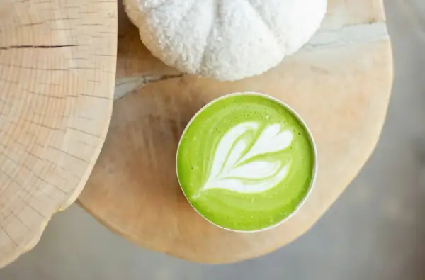 Un café matcha avec une jolie mousse, parfait pour une recette gourmande.