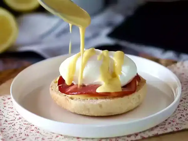 En perfekt ägg Benedict med krämig hollandaisesås. Ett enkelt hollandaisesås recept för en lyxig frukost.