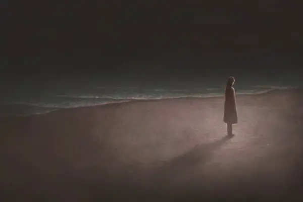 Una persona sola en la playa, contemplando el mar. Reflexiona sobre las cosas que tienes que hacer antes de morir.