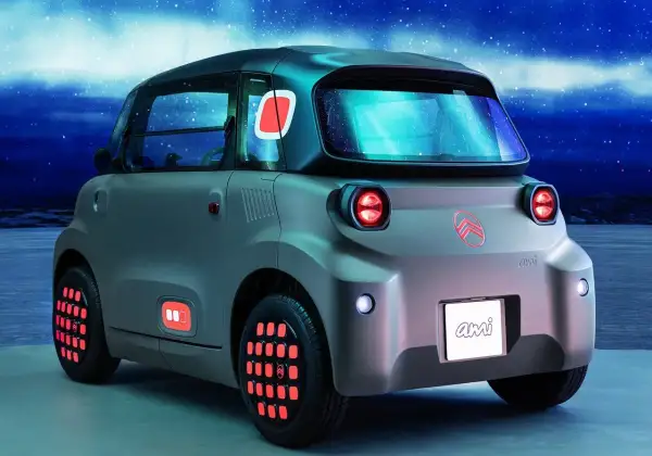 Citroën Ami, un veicolo elettrico compatto e colorato, ideale per la città. Le sue recensioni ne lodano la praticità e il design unico.