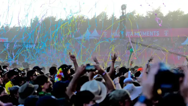 Buntes Konfetti regnet auf jubelnde Menge beim Hurricane Festival. Die Musikrichtung ist hier Programm für ausgelassene Stimmung.