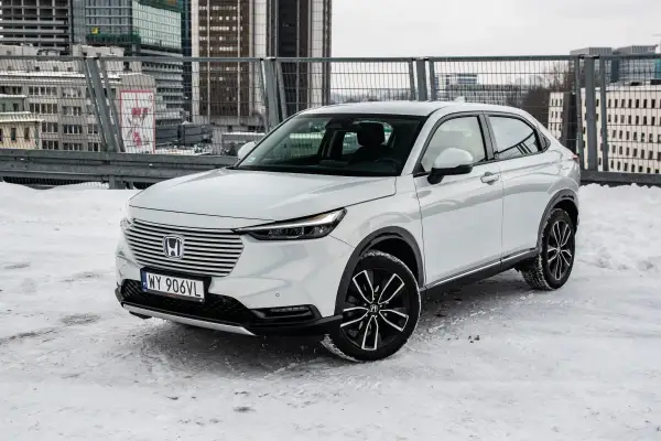 Biały Honda HR-V 2025 na śniegu, gotowy na miejskie przygody.