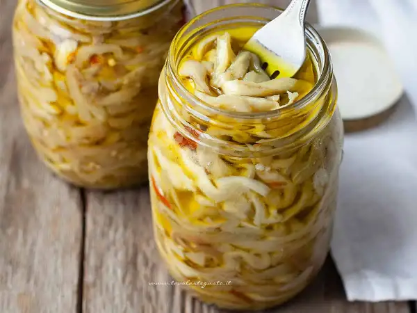 Melanzane sott'olio alla napoletana, un tesoro di sapori in barattolo. Una forchetta assaggia questa delizia.