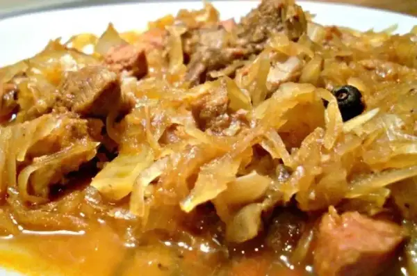 Tradycyjny polski bigos przepisy mistrzów. Aromatyczny gulasz z kapusty i mięsa, gotowy do podania.