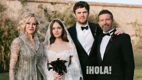 La novia, su novio, la madre de la novia y Antonio Banderas posan juntos en una boda.