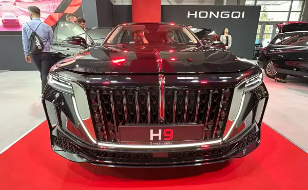 Elegancki czarny Hongqi H9 na czerwonym dywanie. Zastanawiasz się nad jego hongqi h9 ceną?