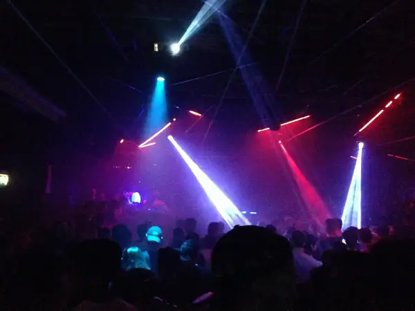 Luci stroboscopiche e fumo in un locale notturno, un'atmosfera da Amnesia Milano recensioni.
