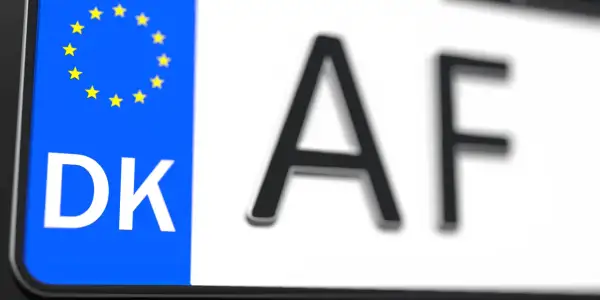 Tablica rejestracyjna DK AF z flagą UE.