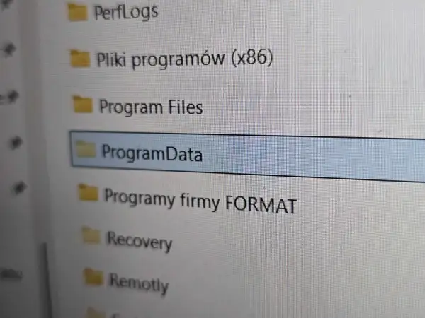 Widok folderów na dysku, w tym "ProgramData", gdzie często przechowywane są dane aplikacji.