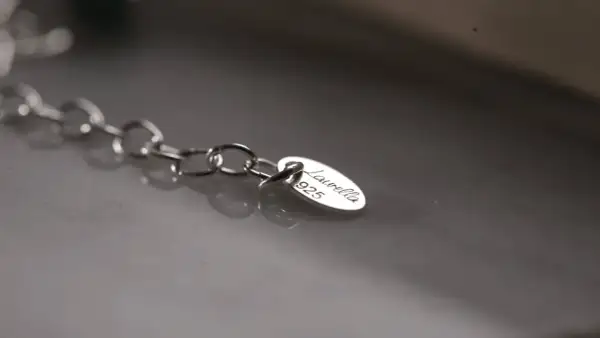 Detalle de cadena de plata 925 calidad, con etiqueta ovalada grabada "Laurella 925".