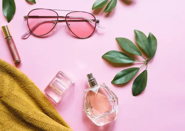 Różowe okulary, błyszczyk, żółty sweter i dwa flakony perfum – być może najpiękniejsze perfumy świata.