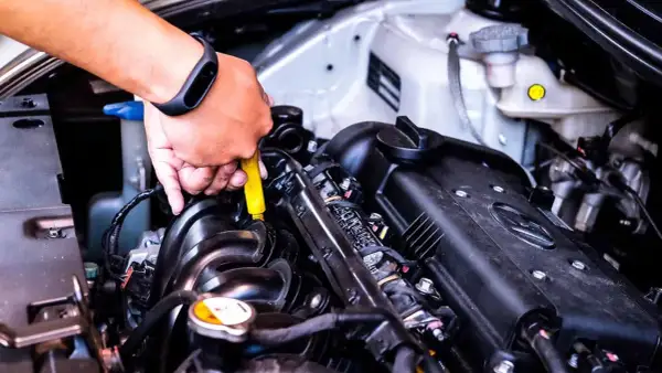 Mano ajustando el motor de coches tuning cars.