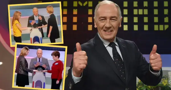 Prowadzący Familiady z kciukiem w górę, obok fragmentów gry z uczestnikami.
