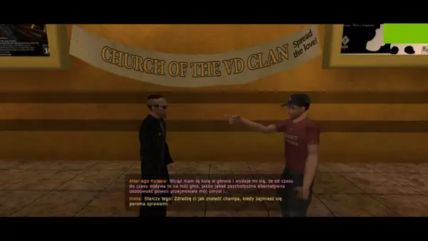 Postacie z gry Postal 2, w tym Vince, rozmawiają pod banerem "CHURCH OF THE VD CLAN". Spolszczenie gry dodaje humoru.