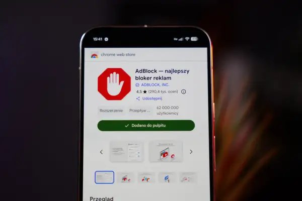 Ekran telefonu z Chrome Web Store, pokazujący rozszerzenie AdBlock. Jeśli chcesz wiedzieć, jak wyłączyć adblocka, to właśnie widzisz jego ikonę.