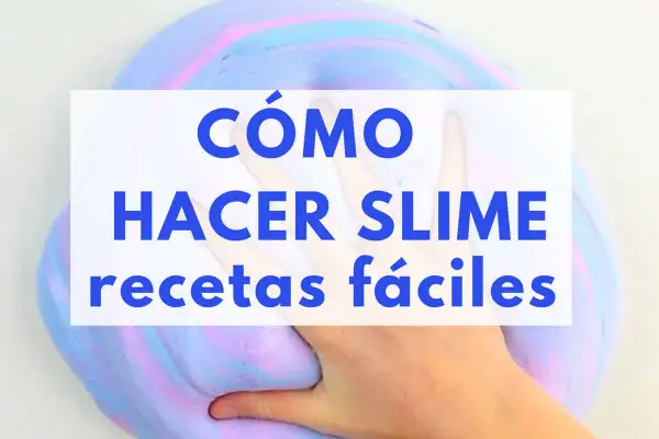 Mano jugando con un slime suave y esponjoso, como si fuera espuma de afeitar. Aprende a hacer slime fácil.