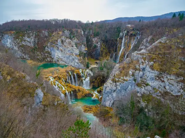 Wodospady i turkusowe jeziora w Parku Narodowym Jeziora Plitwickie tworzą malowniczy krajobraz.