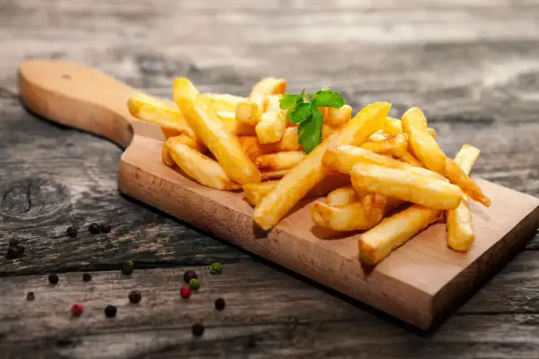 Złociste frytki z parmezanem i natką pietruszki, jak zrobić je w stylu gourmet. Idealne na przekąskę.