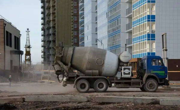 Ile waży kubik betonu półsuchego? Zaskakujące różnice w wadze!