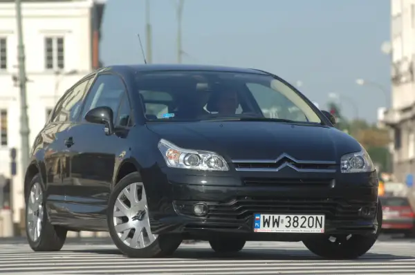 Czarny Citroen C4 z przodu, gotowy do wymiany żarówki.