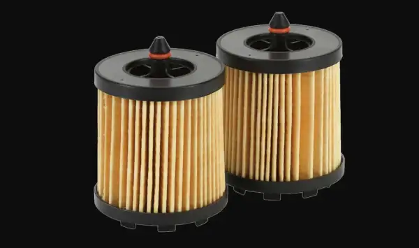 Dos filtros de aceite nuevos, listos para cuando hay que cambiar el filtro de aceite y mantener el motor en óptimas condiciones.