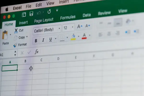 Ekran programu Excel, pokazujący jak zrobić listę rozwijaną. Widoczna jest zakładka "Home" i pole formuły "fx".