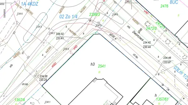 Plan geodezyjny z zaznaczonym podziałem gruntów budowlanych, liniami granicznymi i oznaczeniami działek, np. 2541.