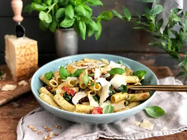 En härlig pastasallad med pesto, soltorkade tomater, pinjenötter och rikligt med parmesan. Perfekt för en lätt lunch.