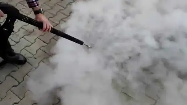 Jak usunąć ślady po oponach? Skuteczne metody i porady na każdą plamę