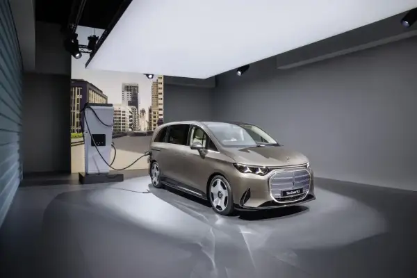 Voiture électrique branchée à une borne. Est-ce que les voitures électriques sont automatiques ? Ce modèle semble prêt à l'emploi.