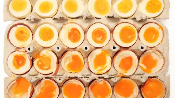 Huevos cocidos en cartón. Observa la yema: si está líquida o muy blanda, puede que no sea seguro comerlos. Aprende como saber si un huevo cocido está malo.