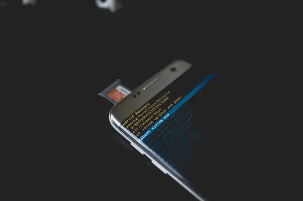 Telefon w trybie odzyskiwania Androida. Menu zawiera opcje takie jak "Reboot system now", przydatne gdy zastanawiasz się, jak wyłączyć aplikacje w tle.