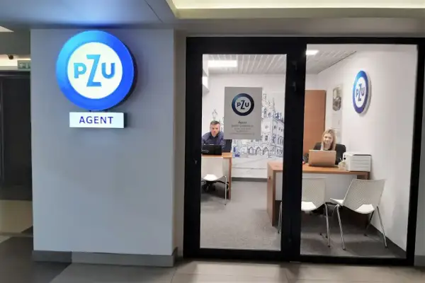Biuro agenta PZU w Rzeszowie z pracownikami za ladą.
