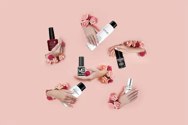 Mani curate con cura mostrano prodotti per **semipermanente unghie**, circondate da rose.